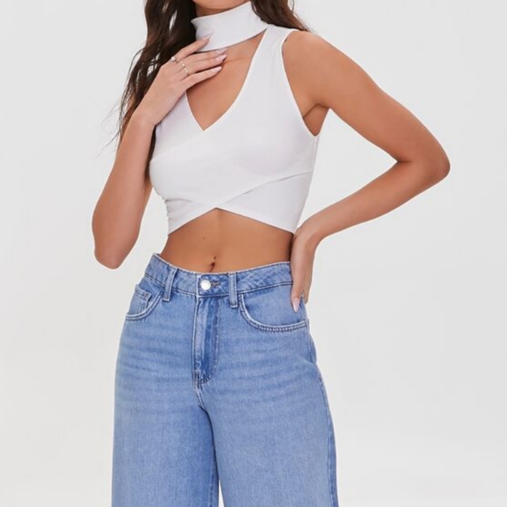 White ribbed crossover cutout crop top - Picture 2 of 5